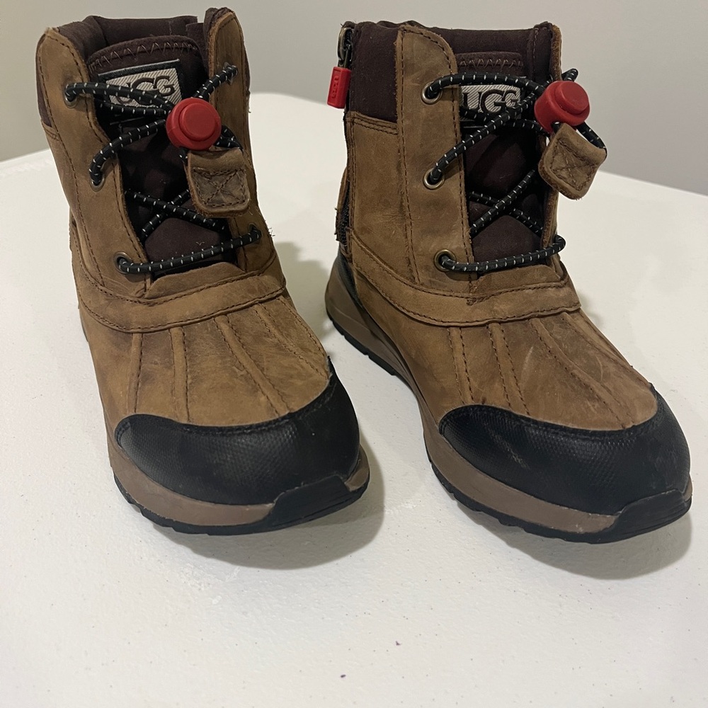 UGG TURLOCK WATERPROOF LEATHER WEATHER SNOW BOOTS. Boys size 2.